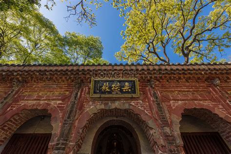 ¡Sumérgete en la Historia y la Naturaleza en el Templo de la Montaña Langya!