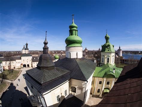 ¡Sumérgete en la historia con el Monasterio de Kirillov! Una joya arquitectónica medieval en las profundidades de Rusia.