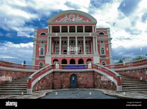 ¡Sumérgete en la Historia y el Encanto del Teatro Amazonas!