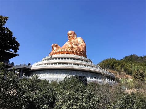 ¡Sumérgete en la historia y la majestuosidad del Templo de los Cien Gigantes en Ningbo!