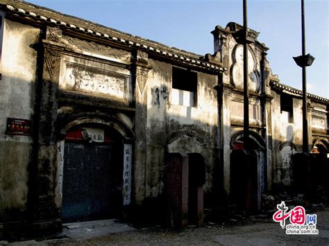 ¡Sumérgete en la historia y la belleza natural del Templo de Qiantong! Edificio ancestral y centro cultural vibrante.