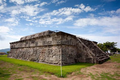  El Templo de la Serpiente Emplumada: Un Viaje a Través del Tiempo Maya en Mérida