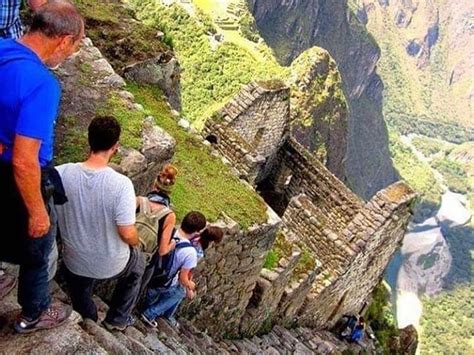 ¡El Templo de la Luna: Una joya arquitectónica en medio de la naturaleza exuberante!